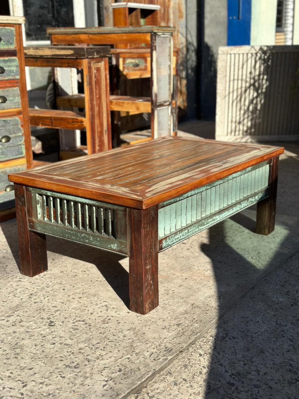 Mesa ratona con laterales de celosías