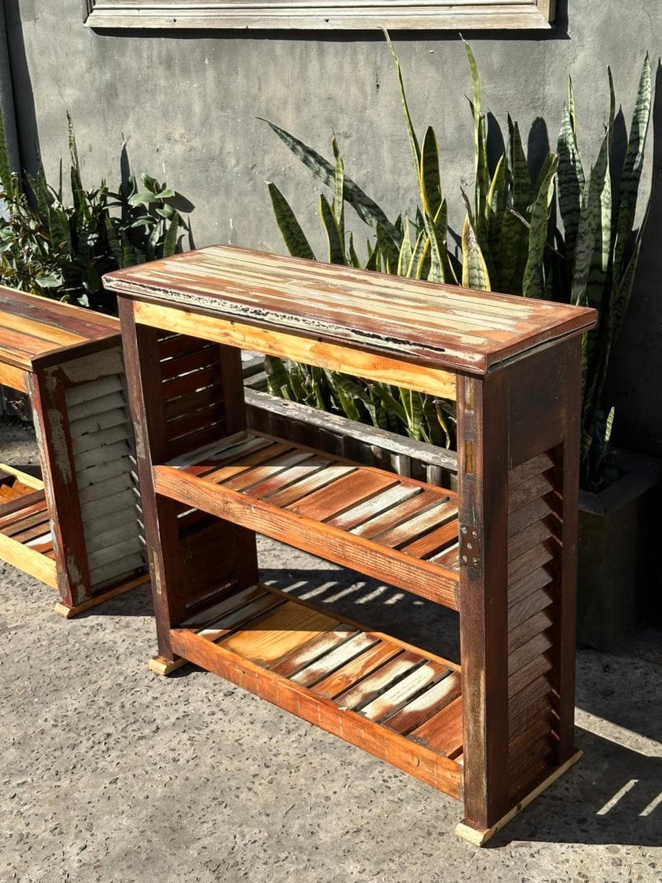 Estantería artesanal de madera