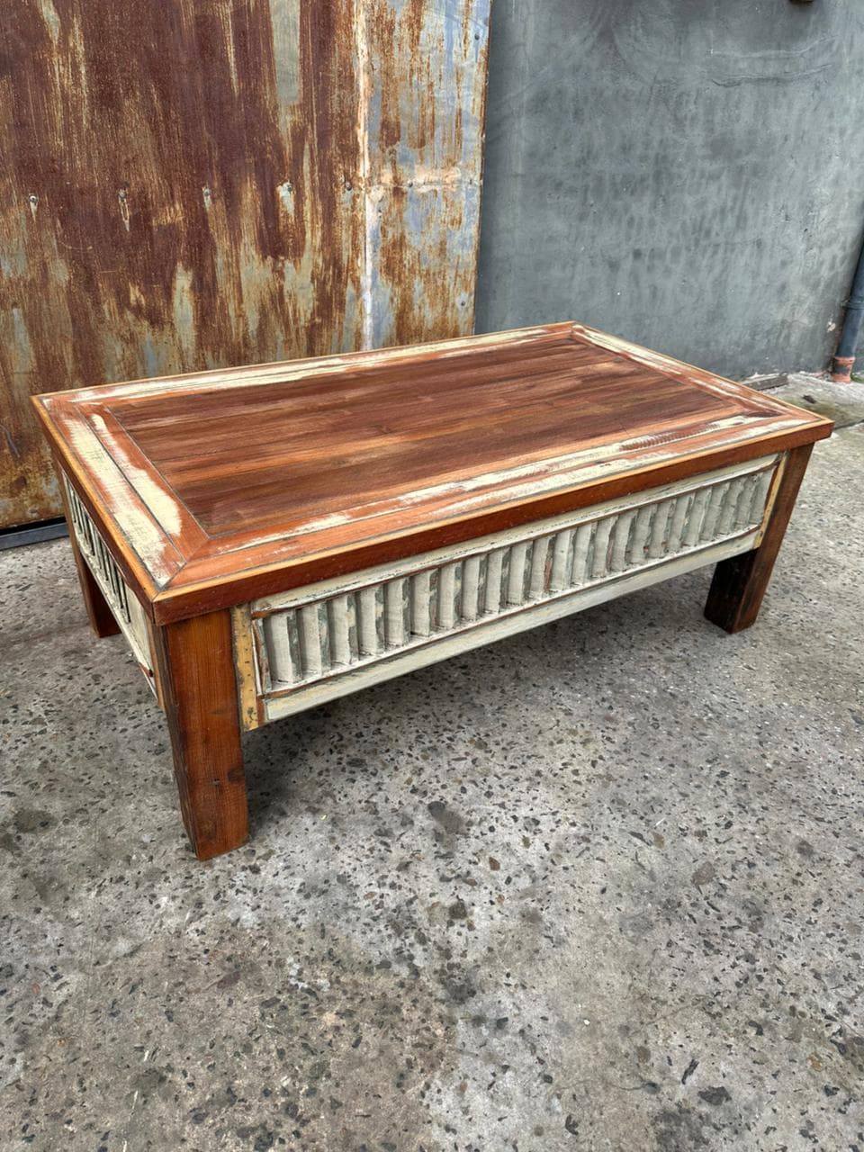 Mesa ratona artesanal con detalles recuperados
