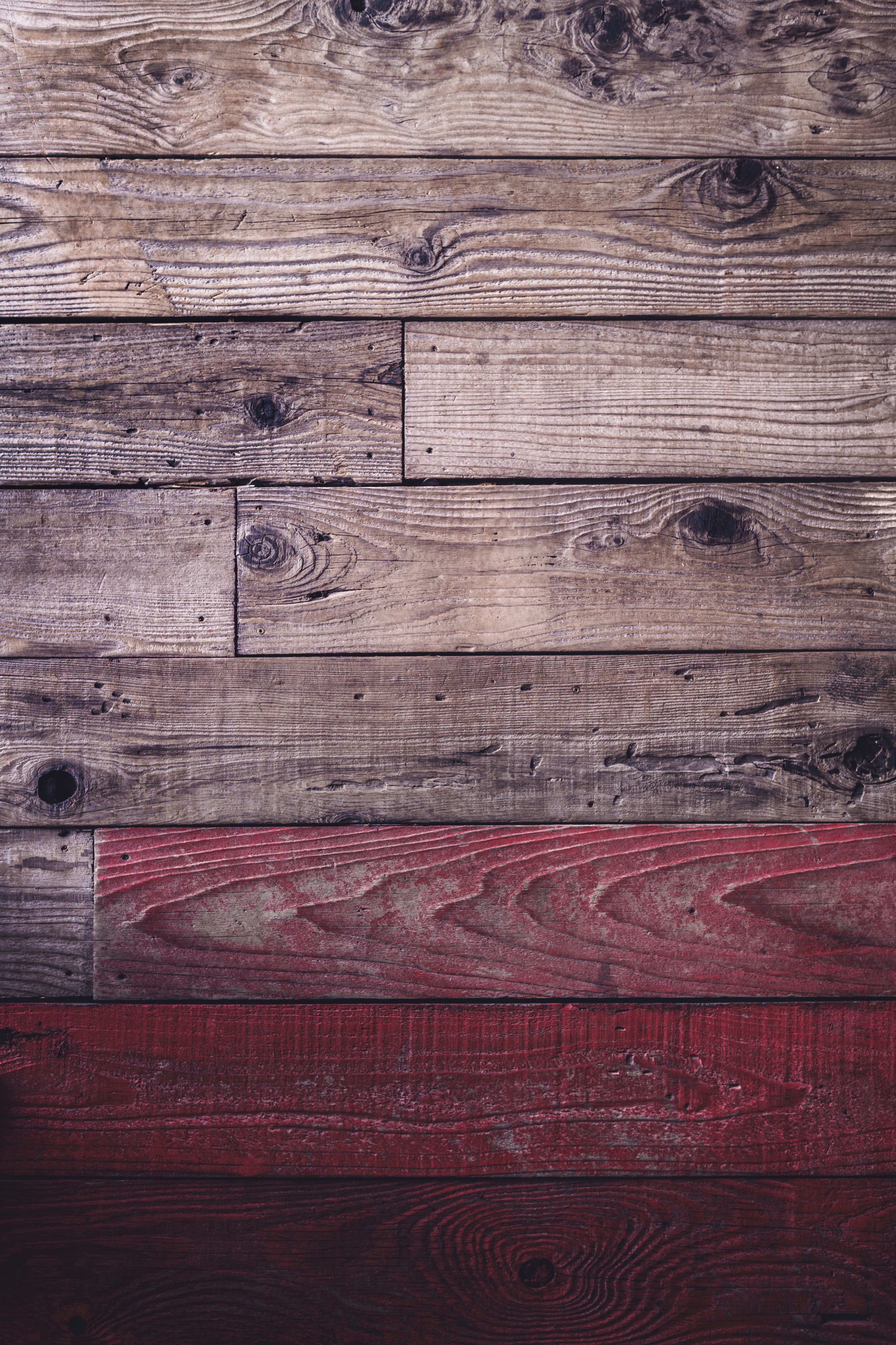 Tablas de madera recuperada en tonos naturales y rojizos